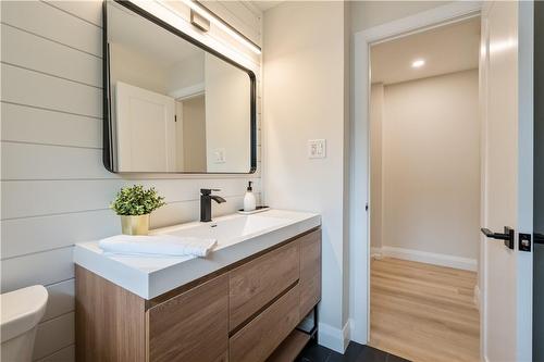 1309 Majestic Drive, Burlington, ON - Indoor Photo Showing Bathroom