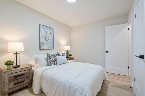 1309 Majestic Drive, Burlington, ON - Indoor Photo Showing Bedroom