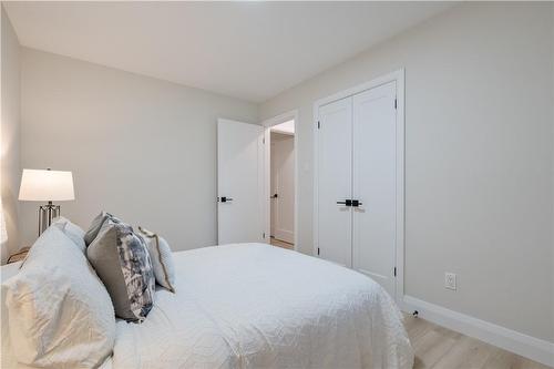 1309 Majestic Drive, Burlington, ON - Indoor Photo Showing Bedroom