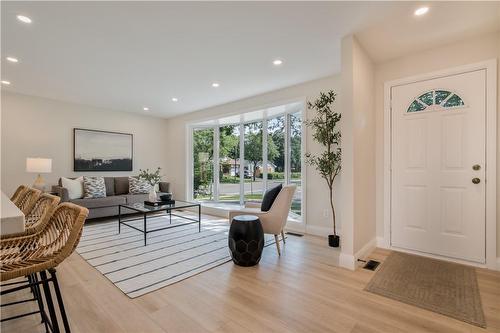 1309 Majestic Drive, Burlington, ON - Indoor Photo Showing Living Room