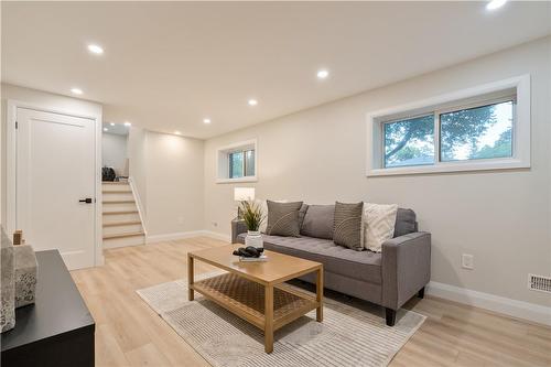 1309 Majestic Drive, Burlington, ON - Indoor Photo Showing Living Room