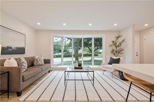 1309 Majestic Drive, Burlington, ON - Indoor Photo Showing Living Room