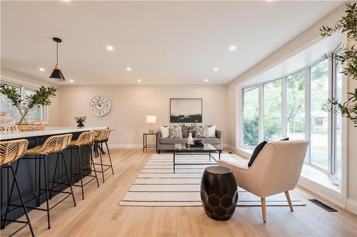 1309 Majestic Drive, Burlington, ON - Indoor Photo Showing Living Room