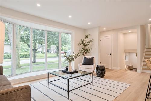 1309 Majestic Drive, Burlington, ON - Indoor Photo Showing Living Room