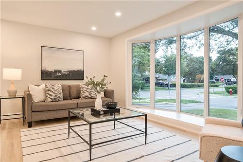 1309 Majestic Drive, Burlington, ON - Indoor Photo Showing Living Room