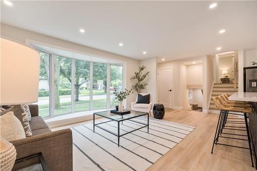 1309 Majestic Drive, Burlington, ON - Indoor Photo Showing Living Room