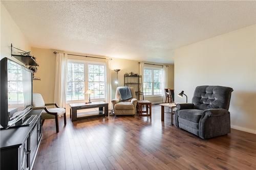 294 Parkside Drive, Hamilton, ON - Indoor Photo Showing Living Room