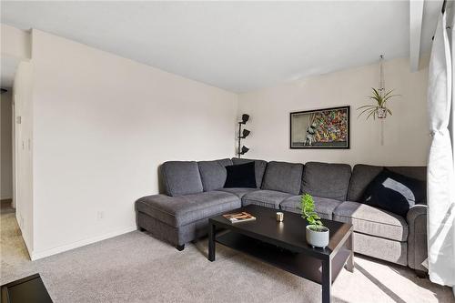 7693 Ronnie Crescent, Niagara Falls, ON - Indoor Photo Showing Living Room