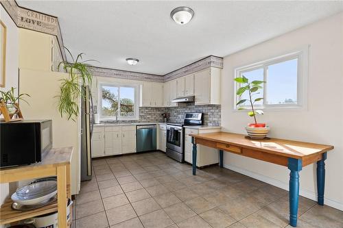 7693 Ronnie Crescent, Niagara Falls, ON - Indoor Photo Showing Kitchen