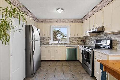 7693 Ronnie Crescent, Niagara Falls, ON - Indoor Photo Showing Kitchen