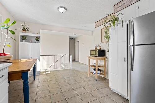 7693 Ronnie Crescent, Niagara Falls, ON - Indoor Photo Showing Kitchen