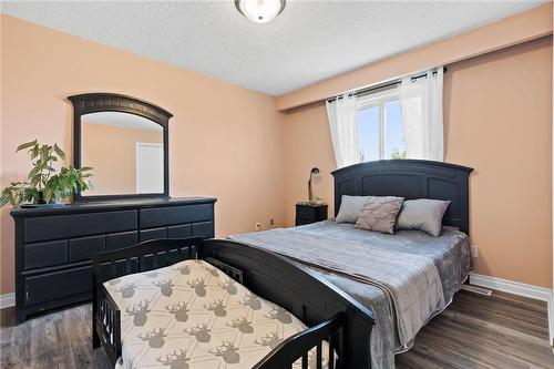 7693 Ronnie Crescent, Niagara Falls, ON - Indoor Photo Showing Bedroom