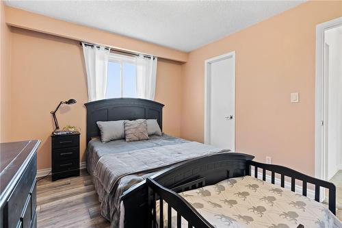 7693 Ronnie Crescent, Niagara Falls, ON - Indoor Photo Showing Bedroom