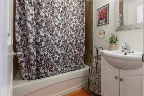 173 Simcoe Street E, Hamilton, ON - Indoor Photo Showing Bathroom