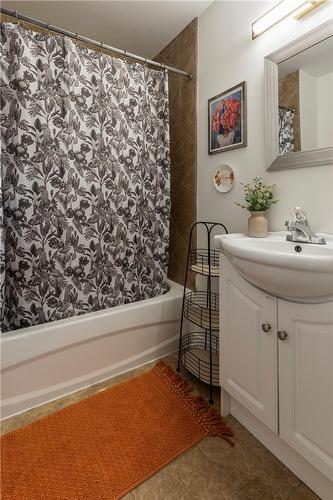 173 Simcoe Street E, Hamilton, ON - Indoor Photo Showing Bathroom