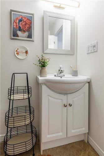 173 Simcoe Street E, Hamilton, ON - Indoor Photo Showing Bathroom