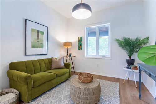 173 Simcoe Street E, Hamilton, ON - Indoor Photo Showing Living Room