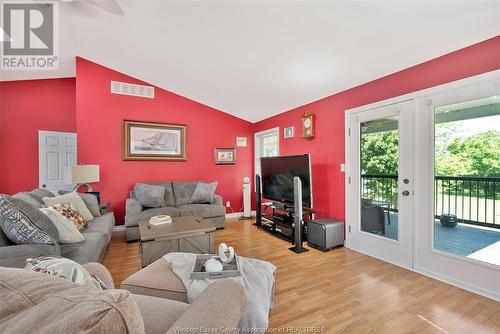 564 Road 2 West, Kingsville, ON - Indoor Photo Showing Living Room