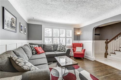 327 East 12Th Street, Hamilton, ON - Indoor Photo Showing Living Room