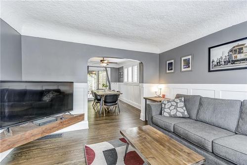 327 East 12Th Street, Hamilton, ON - Indoor Photo Showing Living Room