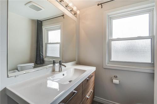 327 East 12Th Street, Hamilton, ON - Indoor Photo Showing Bathroom