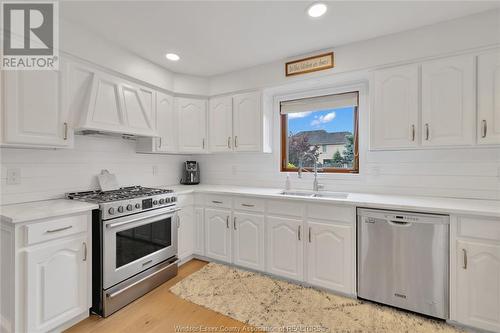 429 Leffler, Lakeshore, ON - Indoor Photo Showing Kitchen With Upgraded Kitchen