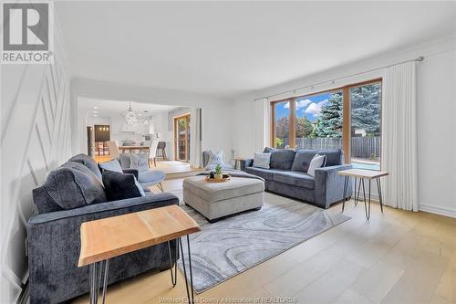 429 Leffler, Lakeshore, ON - Indoor Photo Showing Living Room