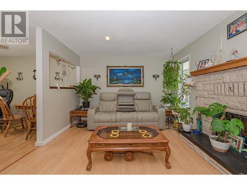 310 Kappel Street, Sicamous, BC - Indoor Photo Showing Living Room