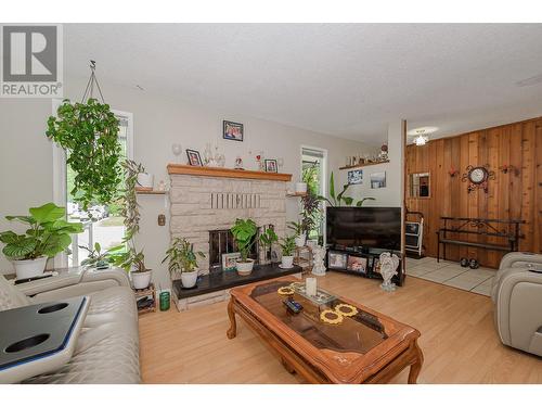 310 Kappel Street, Sicamous, BC - Indoor Photo Showing Living Room