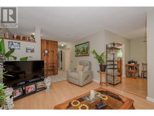 310 Kappel Street, Sicamous, BC - Indoor Photo Showing Living Room