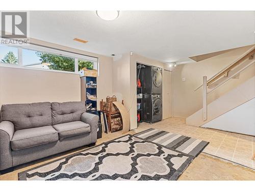 1470 Graham Street, Kelowna, BC - Indoor Photo Showing Living Room