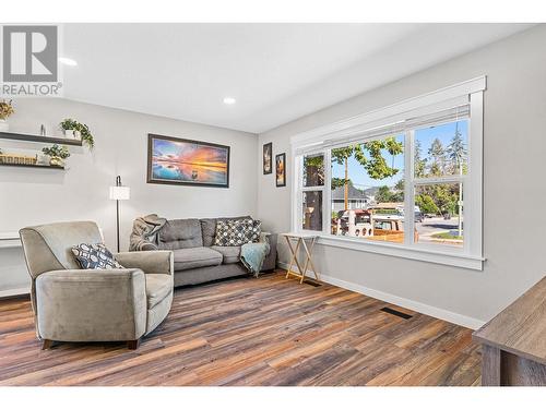 1470 Graham Street, Kelowna, BC - Indoor Photo Showing Living Room