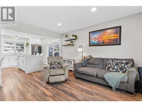 1470 Graham Street, Kelowna, BC - Indoor Photo Showing Living Room