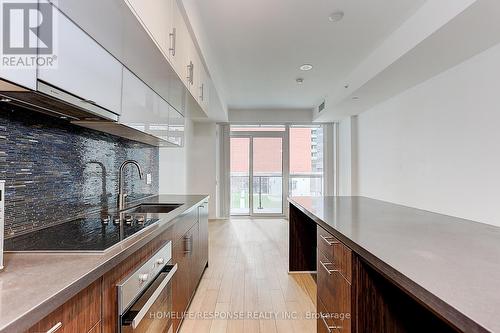 709 - 8 Mercer Street, Toronto (Waterfront Communities), ON - Indoor Photo Showing Kitchen With Upgraded Kitchen