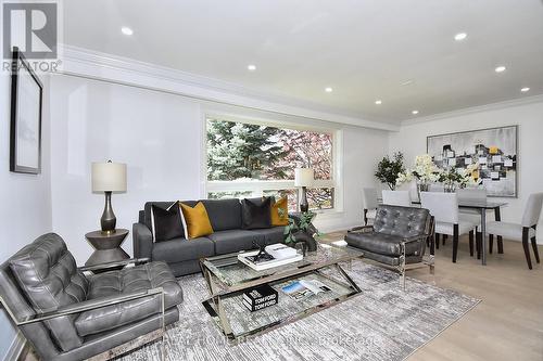 51 Gladman Avenue, Newmarket (Central Newmarket), ON - Indoor Photo Showing Living Room