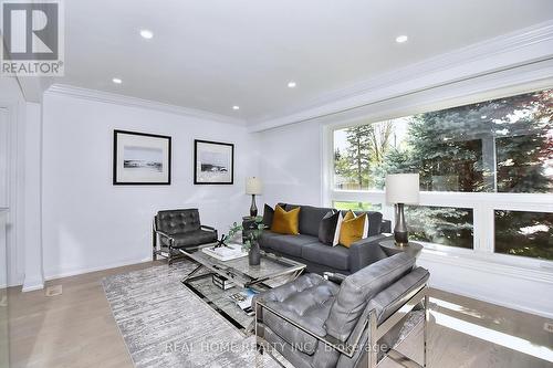 51 Gladman Avenue, Newmarket (Central Newmarket), ON - Indoor Photo Showing Living Room