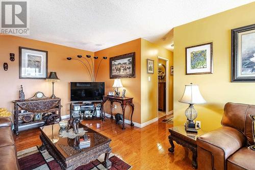 89 Pine St # 309, Sault Ste Marie, ON - Indoor Photo Showing Living Room