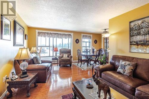 89 Pine St # 309, Sault Ste Marie, ON - Indoor Photo Showing Living Room