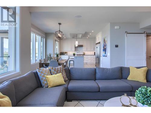 446 Hawk Hill Drive, Kelowna, BC - Indoor Photo Showing Living Room