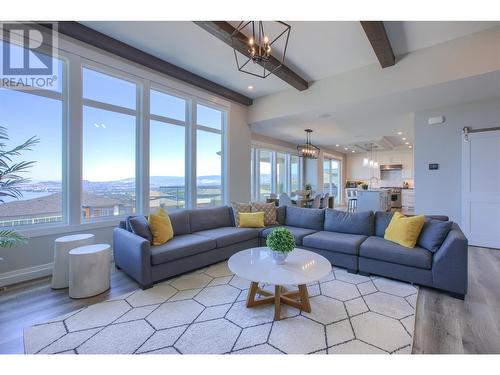 446 Hawk Hill Drive, Kelowna, BC - Indoor Photo Showing Living Room