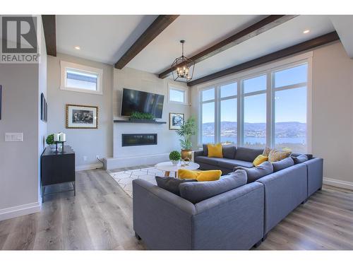 446 Hawk Hill Drive, Kelowna, BC - Indoor Photo Showing Living Room With Fireplace