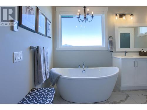 446 Hawk Hill Drive, Kelowna, BC - Indoor Photo Showing Bathroom