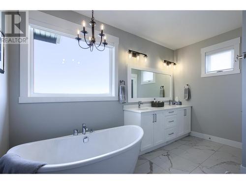 446 Hawk Hill Drive, Kelowna, BC - Indoor Photo Showing Bathroom