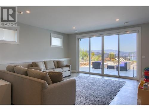 446 Hawk Hill Drive, Kelowna, BC - Indoor Photo Showing Living Room