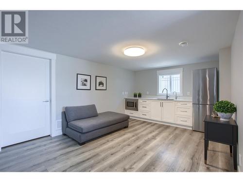 446 Hawk Hill Drive, Kelowna, BC - Indoor Photo Showing Living Room