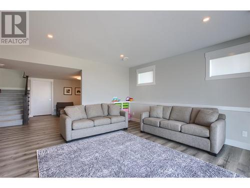 446 Hawk Hill Drive, Kelowna, BC - Indoor Photo Showing Living Room