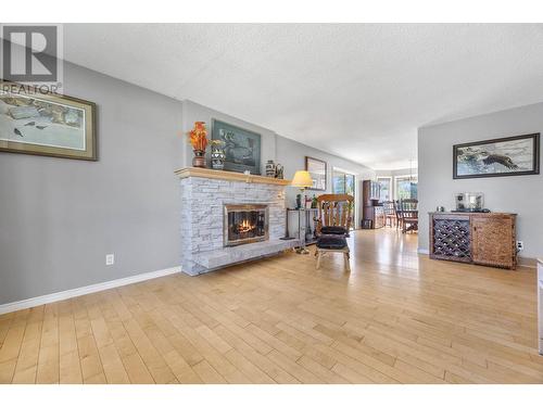 1055 Thompson Road, Kelowna, BC - Indoor Photo Showing Living Room With Fireplace