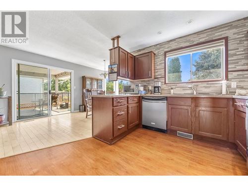 1055 Thompson Road, Kelowna, BC - Indoor Photo Showing Kitchen