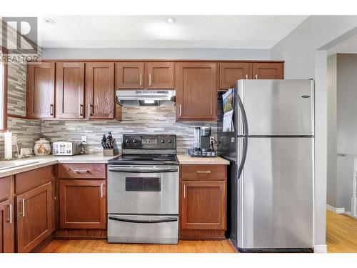 1055 Thompson Road, Kelowna, BC - Indoor Photo Showing Kitchen