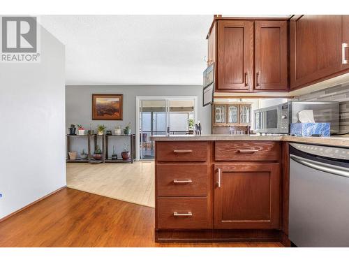 1055 Thompson Road, Kelowna, BC - Indoor Photo Showing Kitchen